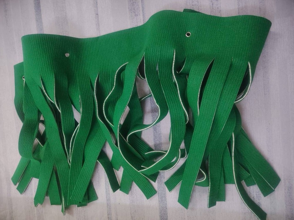 Curtain-shaped feeding mat